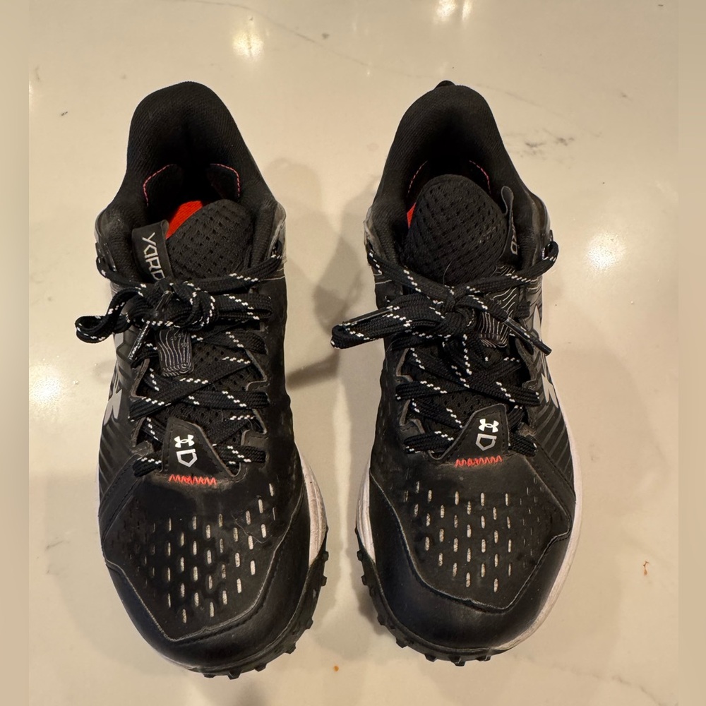 Under Armour Kids Yard Turf Shoes -size 4.5